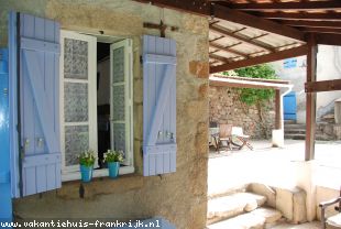 vakantiehuis in Frankrijk te huur: Vrijstaand huisje met grote tuin, terrassen en privé plonsbad in landelijke omgeving aan een rivier. Rust, ruimte, natuur, kindvriendelijk 