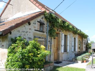 Huis in Frankrijk te koop: Ygrande – Compleet verbouwde woonboerderij op 14870 m2 met verwarmd zwembad. ** NIEUW ** 
