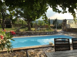 vakantiehuis in Frankrijk te huur: Heerlijk huis: prive ZWEMBAD met prachtig uitzicht vanuit kamer en terras WIFI Nederl. TV, uitzicht: wijngaarden, heuvels en montagne noir zie foto 