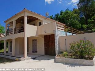 Vakantiehuis: Adembenemend is het uitzicht van deze moderne villa. te huur in Gard (Frankrijk)