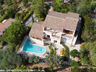 Villa in Frankrijk te huur: u heeft vanaf de villa een prachtig panoramisch zeezicht over de Golf van St- Tropez tevens heeft u een geheel vrij zicht op dal en heuvels 