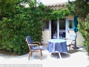 vakantiehuis in Frankrijk te huur: Comfortabele studio voor 2 personen met eigen terras en gebruik van zwembad, in rustig dorp. 