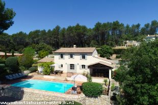 Huis voor grote groepen in Provence Alpes Cote d'Azur Frankrijk te huur: Villa Mas du Ben Va is een prachtdomein midden in het glooiende landschap van het provençaals dorp Lorgues. Charme ten top! 