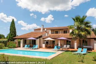 Villa in Frankrijk te huur: Villa Romarin heeft een groot verwarmd privé zwembad en ligt op een omheind privéterrein van 4000m² met een heerlijke tuin. 