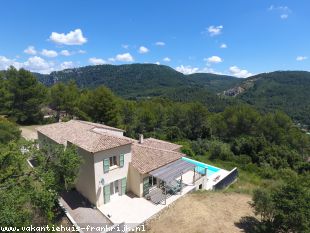 vakantieverblijf in Frankrijk te huur: Villa Catherina met veel pricacy en een prachtig weids uitzicht over de heuvels van Ampus. 