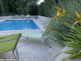 huisje in Frankrijk te huur: Supergezellige en heerlijk privegelegen villa,vakantiehuis met privézwembad, in Zuid Frankrijk.Modern gebouwd in U vorm met veel terras,prachtige tuin 