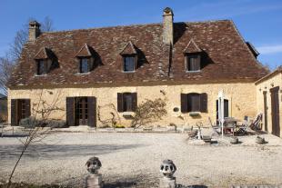 vakantieverblijf in Frankrijk te huur: Uniek gelegen landhuis met buitenkeuken en verwarmd privé zwembad centraal in de Dordogne 