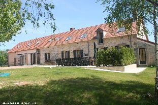 Huis voor grote groepen in Bourgogne Frankrijk te huur: Domaine de la Croix is een grote, luxe (4sterren), kindvriendelijke vakantieboerderij met privézwembad en jacuzzi voor maximaal 16 personen 