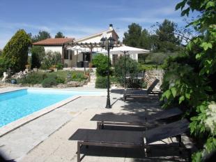 vakantieverblijf in Frankrijk te huur: 6 persoons romantische villa met verwarmd privé zwembad, uitzicht en mooie tuin 