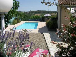 vakantiewoning in Frankrijk te huur: Mooie gelegen 6 persoons villa met verwarmd zwembad, noord- en zuidterras, uitzicht op bosrijke omgeving. 