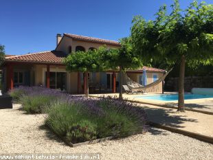 Villa in Frankrijk te huur: Villa Marron 47 op Domaine les Rives de l'Ardeche  zoutwater privé zwembad en parkzwembad, airco in alle kamers, direct aan de rivier de Ardeche 