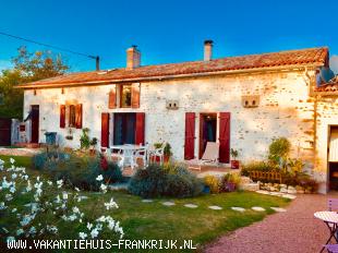 Huis voor grote groepen in Poitou Charentes Frankrijk te huur: Luxury House Gite for 15 persons with Private Pool and Beautiful Views. 