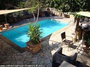 vakantiehuis in Frankrijk te huur: Royaal individueel appartement van 72 m² met alle confort op de begane grond van een vrijstaande villa met zwembad. 