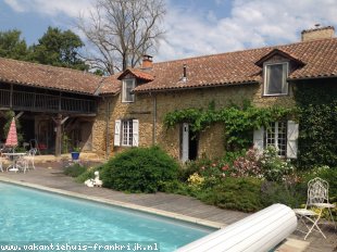 vakantieverblijf in Frankrijk te huur: Mooie rustieke authentieke boerderij als landgoed gerestaureerd, met eigen verwarmd zwembad. Prachtig dorpje met kasteel en groot meer. 