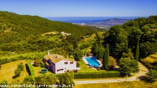 vakantiewoning in Frankrijk te huur: Prachtig gelegen villa met groot zwembad en schitterend uitzicht op de Cote d'Azur. 