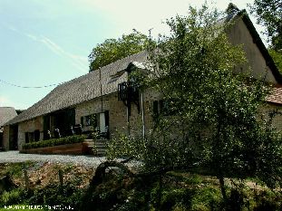 Vakantiehuis: Vakantieboerderij Lameloise is een groot kindvriendelijk 4 sterren vakantiehuis voor groepen (max 12) met verwarmd privézwembad, jacuzzi en sauna. te huur in Nievre (Frankrijk)