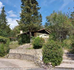 vakantieverblijf in Frankrijk te huur: Dubbele vakantiebungalow voor zes personen met  drie slaapkamers,  twee badkamers en met een uniek uitzicht vanaf de terrassen op de Ardèche. 