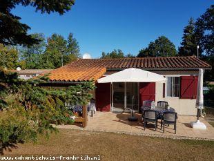 Vakantiehuis: Te huur gezellig vakantiehuisje Frankrijk Dordogne/ Charente op Village le Chat. Genieten van het zwemmeer, zwembad, tennis. Hond welkom.