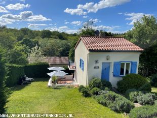 Vakantiehuis: Luxe en gezellig ingerichte vakantiewoning (Le Trèfle) te huur op het mooie vakantiepark Village Le Chat met veranda, zwembad, tennis- en golfbaan te huur in Charente (Frankrijk)