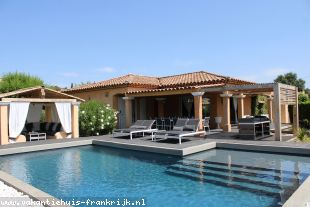 vakantiehuis in Frankrijk te huur: Terre des Anges heeft een prachtig zwembad met ruim inloopstrand waar kinderen heerlijk kunnen spelen 