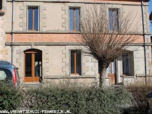 vakantieverblijf in Frankrijk te huur: Vieure – Statig Dorpshuis op het pleintje  met achtertuin en schuurtje. 