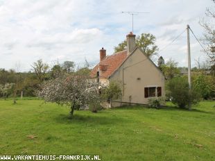 Huis in Frankrijk te koop: Saint Maur (18 )– Verbouwd woonboerderijtje met bungalow en  grote schuur op 4.7 hectare. 