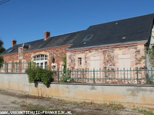 Huis in Frankrijk te koop: Vesdun – Ruime woonboerderij,  B&B   5 gastenkamers  met zwembad op 13800 m2 grond. 