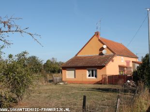Huis in Frankrijk te koop: Doyet – Klein boerderijtje aan de rand van het dorp op 8050 m2 grond met bouwvergunning. 