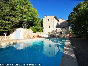 Vakantiehuis: Gerenoveerde Bastide tussen wijngaard op 2,5 km van gezellig Provencaals stadje met privé zwembad voor 9 personen