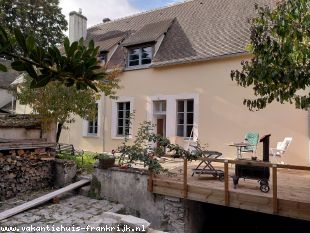 vakantiehuis in Frankrijk te huur: Eigentijds vakantiehuis met ruime tuin aan de rand van het historische stadje Chatillon Coligny in de Loiret. 