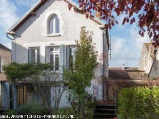Huis in Frankrijk te koop: Wijnstreek Chablis- Vrijstaand gerenoveerd huis, gelegen in een charmant, bourgondisch dorp aan de rivier voor natuur- en wijnliefhebbers. 