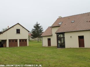 Huis in Frankrijk te koop: Chateaumeillant – Woonhuis in rustig woonwijkje op 2450 m2 grond met garage. ** NIEUW ** 