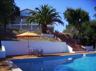 vakantiehuis aan de Cote d'Azur te huur: Ruime villa met verwarmd privé zwembad en panoramisch uitzicht over de baai van St. Tropez. 