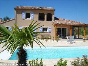 Villa in Frankrijk te huur: Vrijstaande villa Le Mouton, (2-5 pers.) met verwarmd privé zwembad, 5x Airco, laadpaal, op luxe villapark aan de rivier de Ardèche 