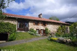 Vakantiehuis: Auvergne-Puy de Dome - Vrijstaand en vrij uitzicht - 6 personen - 3 slaapkamers - grote voor- en achtertuin, wifi, honden toegestaan, 18 jaar ervaring