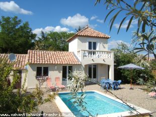 vakantieverblijf in Frankrijk te huur: VILLA IRIS - gratis WIFI - mooi uitzicht - privé zwembad met inlooptrap en verlichting. Geschikt voor 4 pers. en een baby 