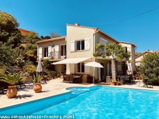 Vakantiehuis: Zeer smaakvol vakantiehuis (villa) met zeezicht, airco en riant verwarmd zwembad te huur voor 6 personen in Zuid Frankrijk