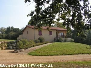 Vakantiehuis: Zeer landelijk vrij gelegen vakantiehuis,voorzien van alle gemakken en comfort,centraal gelegen in de Dordogne.
