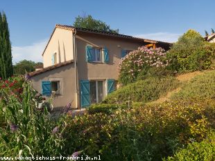 vakantieverblijf in Frankrijk te huur: Royale 6 pers. villa met airco, groot (park)zwembad + o.a. 2 tennisbanen op domaine les Rives de l'Ardèche, a.d. rivier de Ardèche 