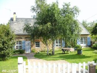 vakantiehuis in Frankrijk te huur: Romantische, authentieke en heel gezellige cottage voor vakantie te huur per week.Vakantiehuis alleen gelegen midden Frankrijk.Grote omheinde tuin. 