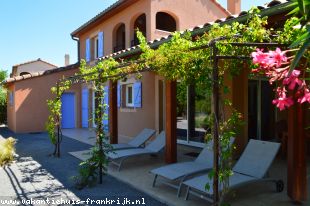 Vakantiehuis: Luxe 6-persoons villa met Airco + gebruik Park ZWEMBAD+tennisbaan; a/d rivier de Ardeche op villapark Les Rives de l'Ardèche, Vallon Pont d'Arc te huur in Ardeche (Frankrijk)