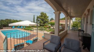 Villa in Frankrijk te huur: Vakantiehuis met beveiligd, verwarmd zwembad, grote tuin, prachtig uitzicht, privacy, rust. Bedlinnen, badhanddoeken, opgemaakte bedden inclusief. 