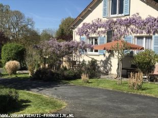 Vakantiehuis: Le Pre de la Dame vrijstaand vakantiehuis midden Frankrijk, parkachtige tuin, Laadpaal elektrische auto op 500 meter
