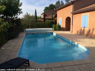 Villa in Frankrijk te huur: Vrijst. Villa (2-8 pers.)+ verwarmd privé zwembad, airco + 2 tennisbanen op Villapark Les Rives de l'Ardèche in Vallon Pont d'Arc; a.d. rivier gelegen 