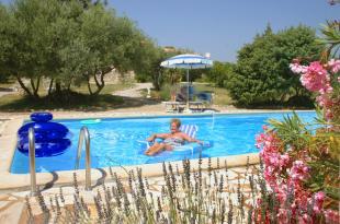 Vakantiehuis: Te huur luxe Gîte gelegen op prachtig landgoed Flayosc  met zwembad en Poolhouse voor 2 tot 4 personen, prijs v.a. 779,00 afhankelijk aantal pers.