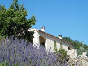 vakantiehuis in Frankrijk te huur: Zeer rustig gelegen vakantiewoning met zwembad in het zuiden van de Ardèche 