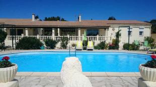 vakantiewoning in Frankrijk te huur: Mooie, ruime, 6 persoons vakantiewoning met grote tuin, privé zwembad, sauna en uitzicht. 