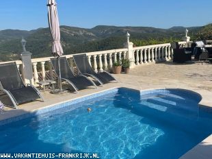 Vakantiehuis: Petite Maison “Le Paradis”. Vrijstaande woning met afgesloten tuin en privé zwembad met prachtig uitzicht op 15 km van zee.