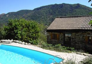 accommodatie in Frankrijk te huur: Geniet van de stilte, de natuur en het uitzicht in ons romantische huisje met alle comfort en zwembad 