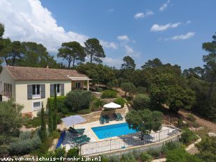 vakantiehuis met zwembad in Frankrijk te huur: Villa Elise is een sfeervolle en rustig gelegen 8-persoons woning met verwarmd privézwembad en prachtig uitzicht over omliggende bossen en de vallei 